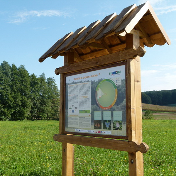 Tanösvény tábla elforgatható és felhúzható interaktív elemekkel